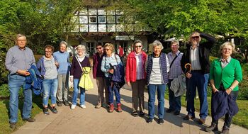 Wandergruppe vor Fachwerkhaus