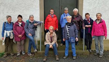 Wandergruppe posiert für Foto