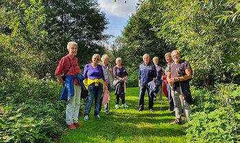 Wandergruppe im Grünen