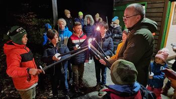 Die Fackeln werden angezündet.