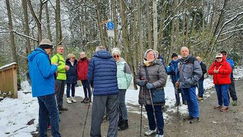 Wandergruppe im verschneiten Wald