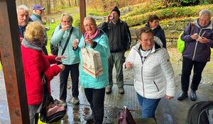 Wandergruppe trinkt Schnaps