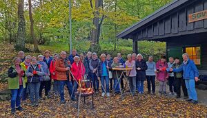 Wandergruppe am Kaffeekessel vor der Hütte