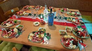 Italienisch dekorierter Tisch mit Speisen und Getränken