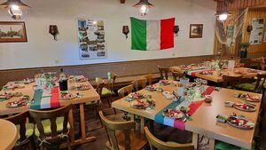 Das Innere der Hütte in italienischen Farben dekoriert