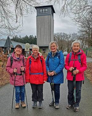 Wandergruppe vor Aussichtsturm