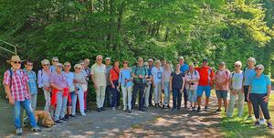 Große Wandergruppe im Grünen