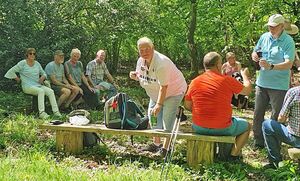 Wandergruppe macht Pause im Wald
