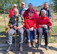 Wandergruppe auf Schaukel