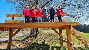 Wandergruppe auf Riesenbank