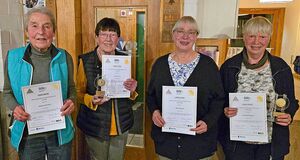 Frauen mit Urkunden und Pokalen