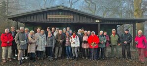 Wandergruppe vor Hütte
